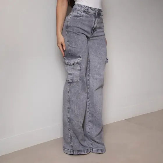 calça jeans cargo grafite feminina empina bumbum super tendencia