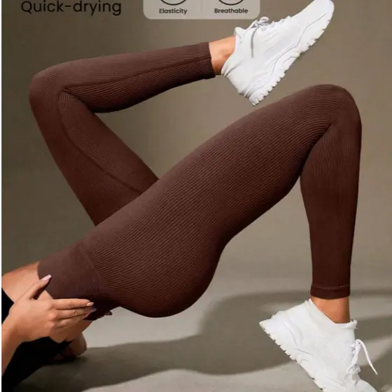 Leggings canelada de cintura larga e cor sólida para atividades esportivas.