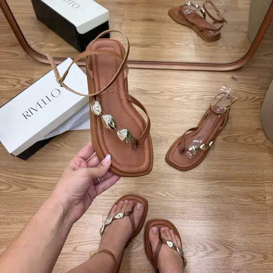 Sandália Feminina Rivello Rasteira Flatform com Pedrarias Estilo Papete Confortável Moderna Casual Elegante