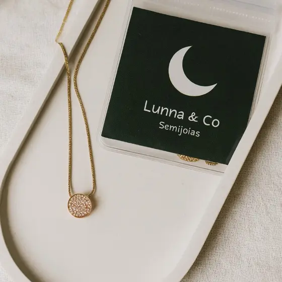 Colar Feminino Moderno Pingente Ponto de Luz Folheado a Ouro 18K
