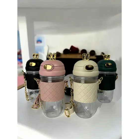 Garrafa "Rabbit Cup" com Design Decorativo e Corrente Dourada