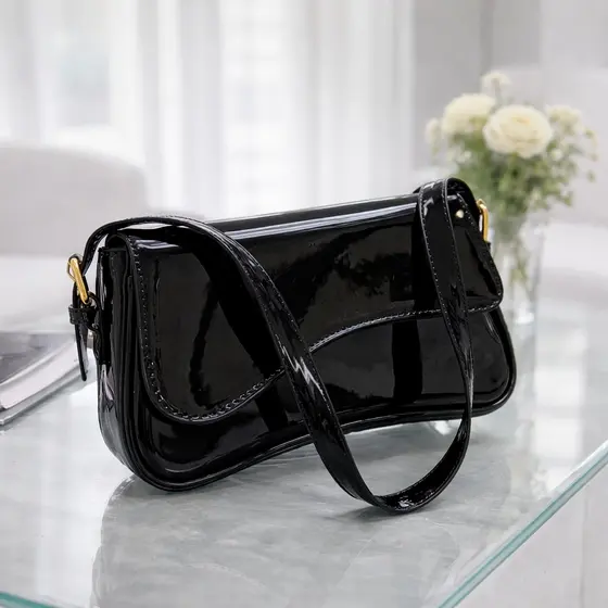 Bolsa Feminina Verniz Ombro Moderna Estruturada com Design Curvo Elegante para Looks Sofisticados