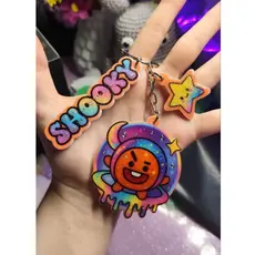 Chaveiro Cosmic21 – KPOP Fofo Idol Coreano Kawaii Kpopper Colecionável Acessório Mochila Chaves Charm BTS BT21 Shooky