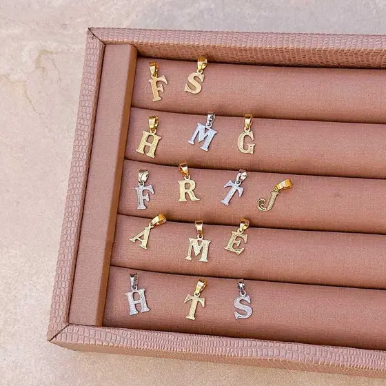 Pingente Letra Inicial Minimalista Delicada Banhado em Ouro 18k Alto Padrão Acessórios Femininos