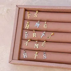 Pingente Letra Inicial Minimalista Delicada Banhado em Ouro 18k Alto Padrão Acessórios Femininos