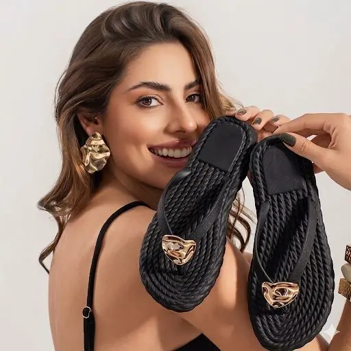 Chinelo Feminino Marrocos Detalhe Metalizado Sola Alta Verão Praia Macio Confortavel Lançamento 2026