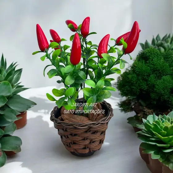Centro de Mesa Picante – Pimentas Vibrantes em Vaso Trançado Natural PT11