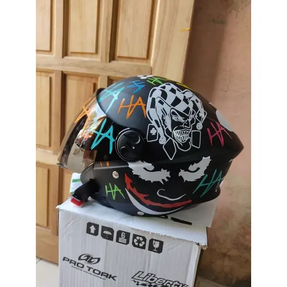Capacete personalizado protork, coringa viseira fumê hahaha,preto fosco