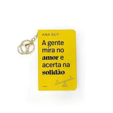 A GENTE MIRA NO AMOR E ACERTA NA SOLIDÃO - LIVRO DE BOLSO COM CHAVEIRO