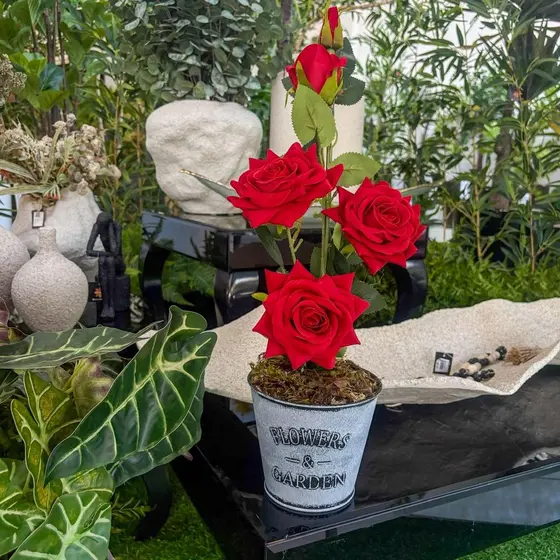 Arranjo Pronto Roseira  Flor Artificial Rosas Vermelhas Vaso Decorativo Plástico Montado Centro de Mesa Sala Escritório
