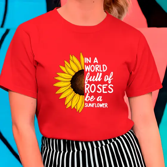 Camiseta In a World Full of Roses Be a Sunflower Feminina Flor Girassól 100% Algodão