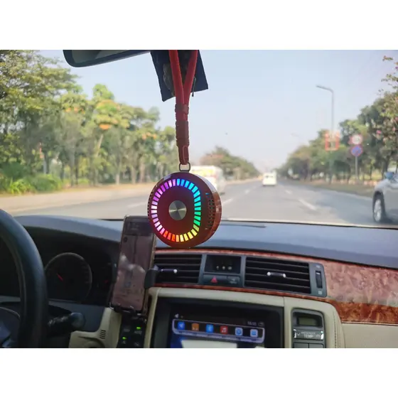Aromatizador Automotivo Pulverizador com Luz RGB, Funciona com Ligar/Desligar do Carro, Suporte Magnético para Saída de