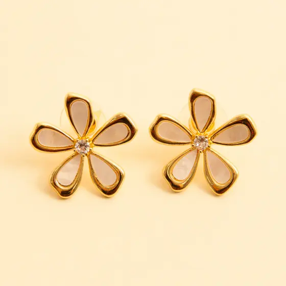 Brinco De Flor Pétalas De Madrepérola Borda Dourada