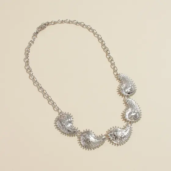 Colar Gota Prateada Ornamentos Paisley  -
