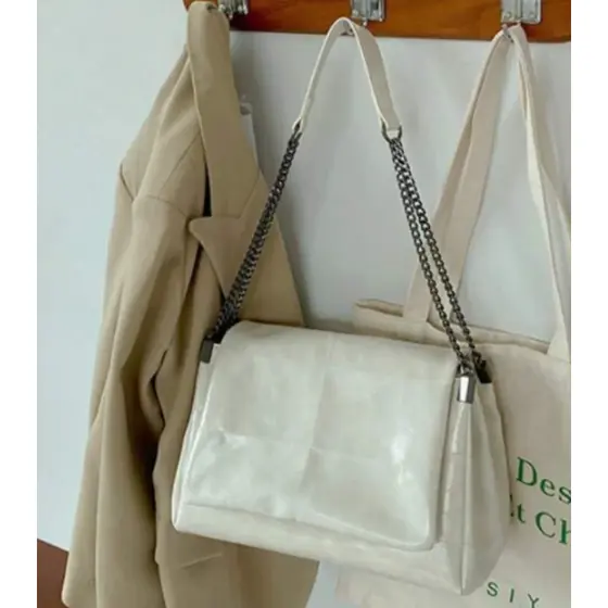 Bolsa Estilo Mensageiro Feminina Com Alça com Detalhe Em Corrente de Ombro