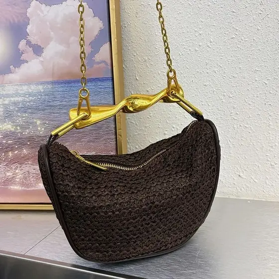 Bolsa Pequena Feminina Meia Lua Com Alça Dourada de Mão e Alça Transversal Em Corrente Em Palha