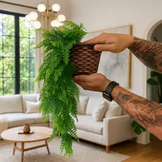 Kit Planta Decorativa: Vaso Trançado Marrom + 1 Pendente Artificial Folhas De Samambaias