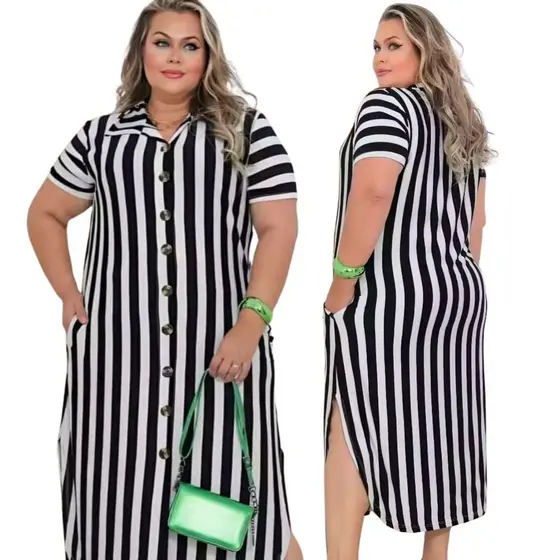 Vestido Midi Plus Size Malha Listrada Manga Curta com Botões e Bolsos - Conforto e Estilo