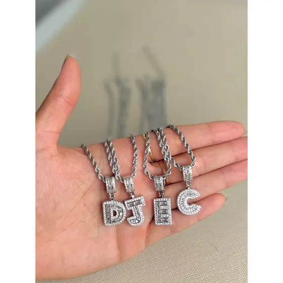 Colar Feminino Bijuteria Inicial Brilhante Cravejado Brilho Prata Tendência Letra Elegante Ajustável
