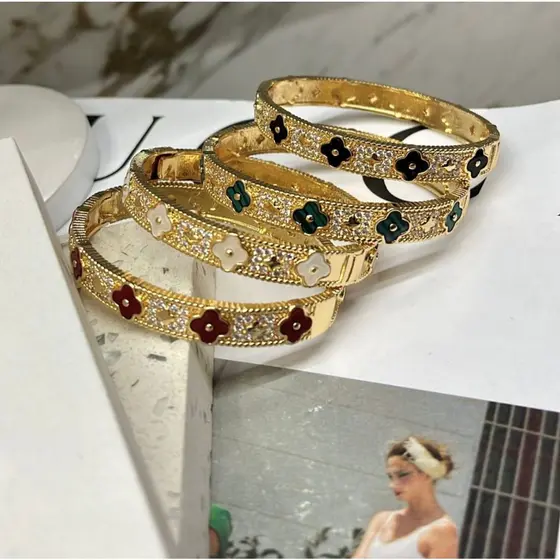 Bracelete Feminino Folheado Inspiração Grife Prata e Dourado Elegante de Luxo com Brilho em Zircônia