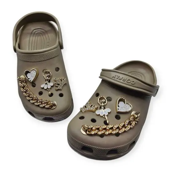 Chinelo-Babuche-e-Sandália-Feminino-da-Corfly-78-Bottons-Pins-PS3-LaçoCoração