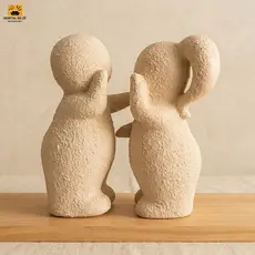 Escultura Casal Apaixonado em Gesso Premium 15cm Estátua Decorativa Romântica Moderna