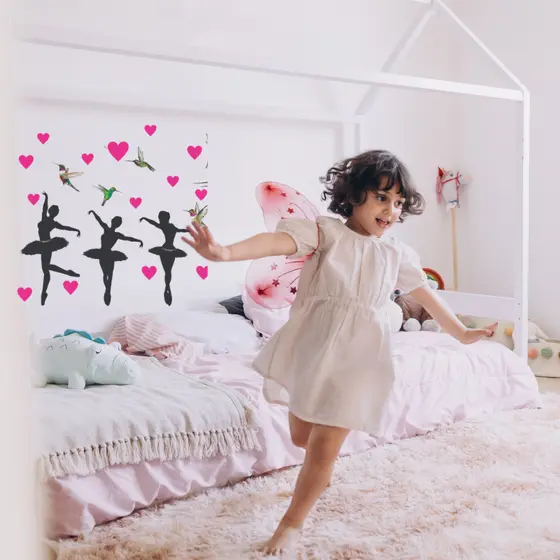 Adesivo de Parede Bailarinas com Corações e Beija-flores