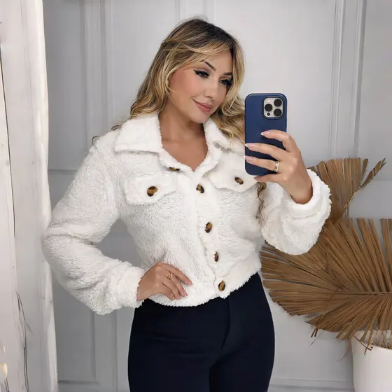 Jaqueta Teddy Cropped Premium: A Tendência Soft que Você Precisa