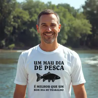 Camiseta Masculina Pescaria " um mal dia de pesca é melhor que um bom dia de trabalho" Varias Cores Algodão Rio Pescador