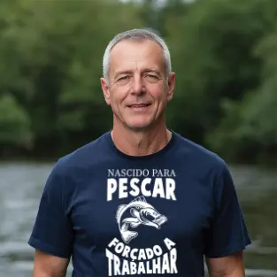 Camiseta Algodão Masculino Frase "Nascido pra pescar, forcado a trabalhar" Pescaria Pescador Rio Varias Cores