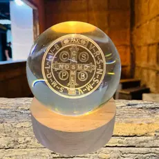 Luminária Mesa Bola de Cristal Catolica Base Madeira São Bento Bivolt com Luz LED 3d Decorativa