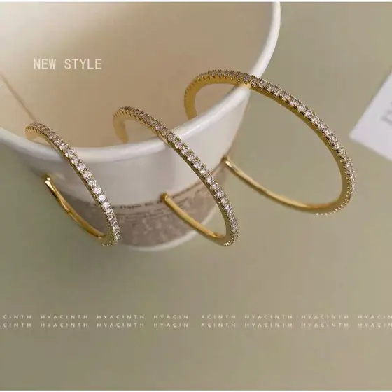 Brincos de Argola Médios Femininos – Prata ou Ouro com Micro Zircônias, Brilho Luxuoso
