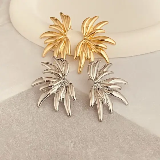 Brincos Femininos de Girassol em Ouro 18K – Estilo Assimétrico e Luxuoso