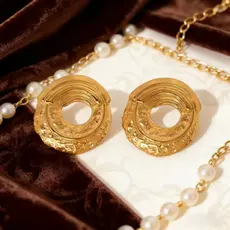 Brincos Dourados Femininos em Aço Inoxidável – Design Circular Texturizado, Modernos e Elegantes
