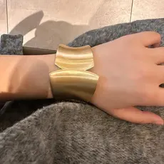 Pulseira Feminina Dourada – Bracelete Bold Estruturado com Design Orgânico, Estilo Cool,  e Elegante