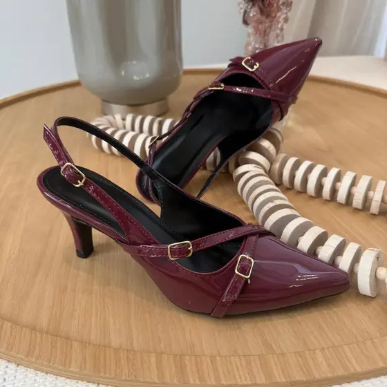 SCARPIN FEMININO DETALHE EM FIVELA ABERTO ATRAS SALTO 7,5 CM