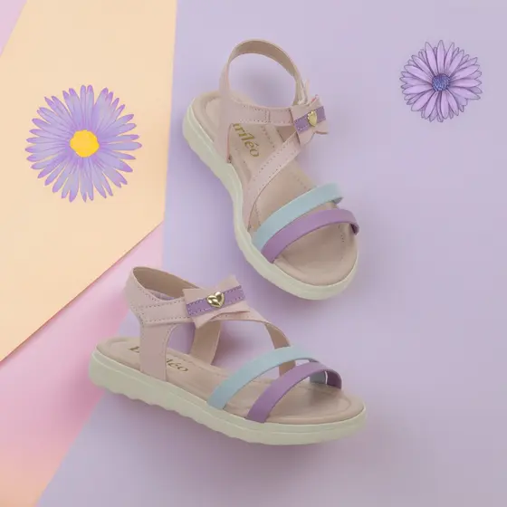 Sandália Infantil Feminina com Laço e Coração – Tiras Coloridas e Conforto para o Dia a Dia