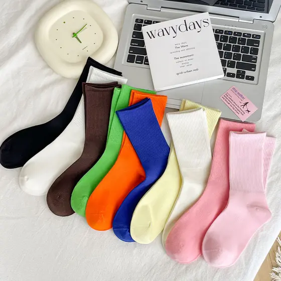 Meias personalizadas de cor sólida básica até a panturrilha para mulheres, meias casuais de algodão penteado sem costura