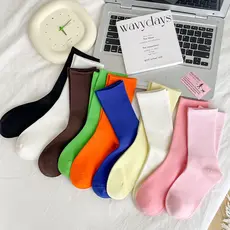 Meias personalizadas de cor sólida básica até a panturrilha para mulheres, meias casuais de algodão penteado sem costura