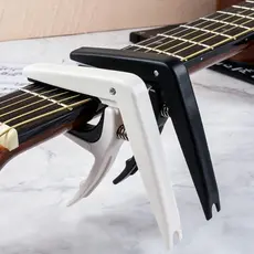 Capotraste Leve + 2 Palhetas - Compatível com Violão e Guitarra Elétrica
