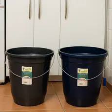 Kit Com 02 Baldes 18 e 13,5 Litros Resistentes Preto Para Limpeza E Higiene de Ambientes