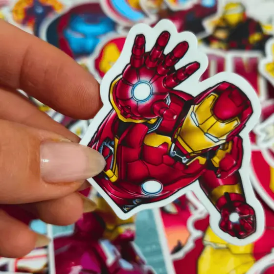 Kit 50 Adesivos Homem de Ferro Vinil Impermeável Sem Repetição