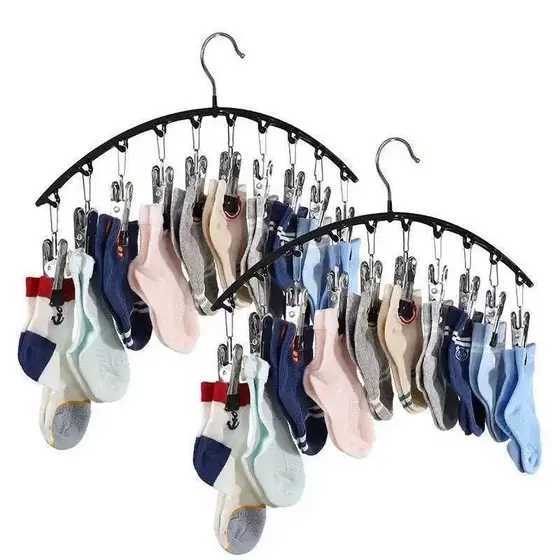 Cabideiro multifuncional de madeira com prendedores para pendurar roupas íntimas, chapéus e meias.