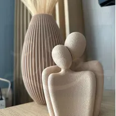 Kit Escultura Casal  + Vaso Decorativo – Ideal para Plantas Artificiais e Arranjos Decorativos