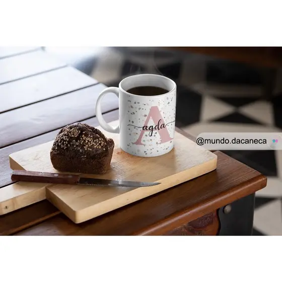 Caneca Personalizada com a Inicial e seu Nome de Porcelana Fundo Diferente (Temos todas as Iniciais)