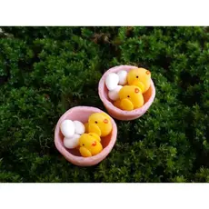 Kit 2 mini pássaros amarelos no cesto com ovos ornamentais de jardim e terrário