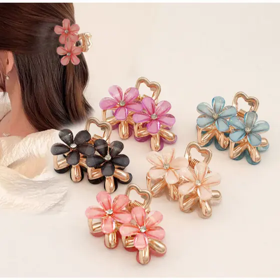 Piranhas de cabelo meio amarrado com flor de strass tamanho médio requintado e sofisticado