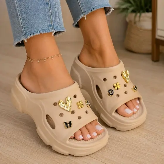 Chinelo Babuche Plataforma Feminino com Pins Luxo – Confortável, Leve e Moderno