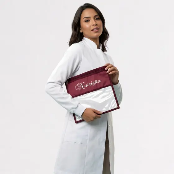 Porta Jaleco, Scrub, Pijama Cirúrgico Transparente com Bordado Personalizado para a Área da Saúde com Zíper Organizador
