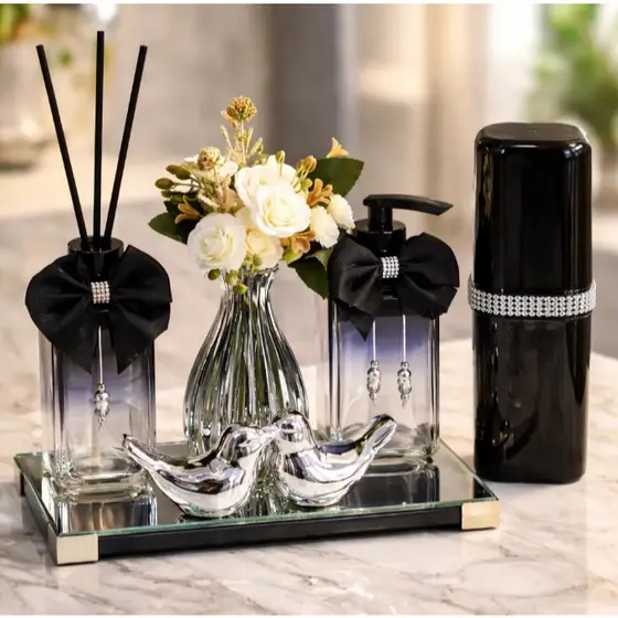 Kit Banheiro Preto + Difusor de Aromas + Porta Sabonete + Bandeja Espelhada Strass + Porta Escovas + Enfeites Porcelana